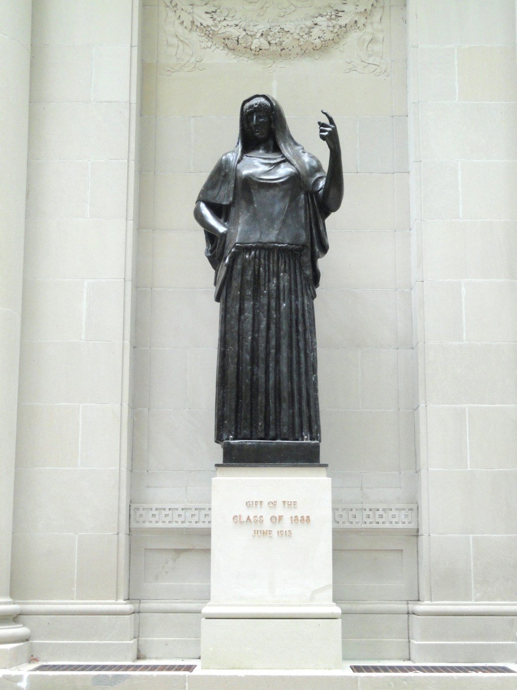Hestia_-_Wellesley_College_ By Daderot (Own photograph) [Public domain], via Wikimedia Commons